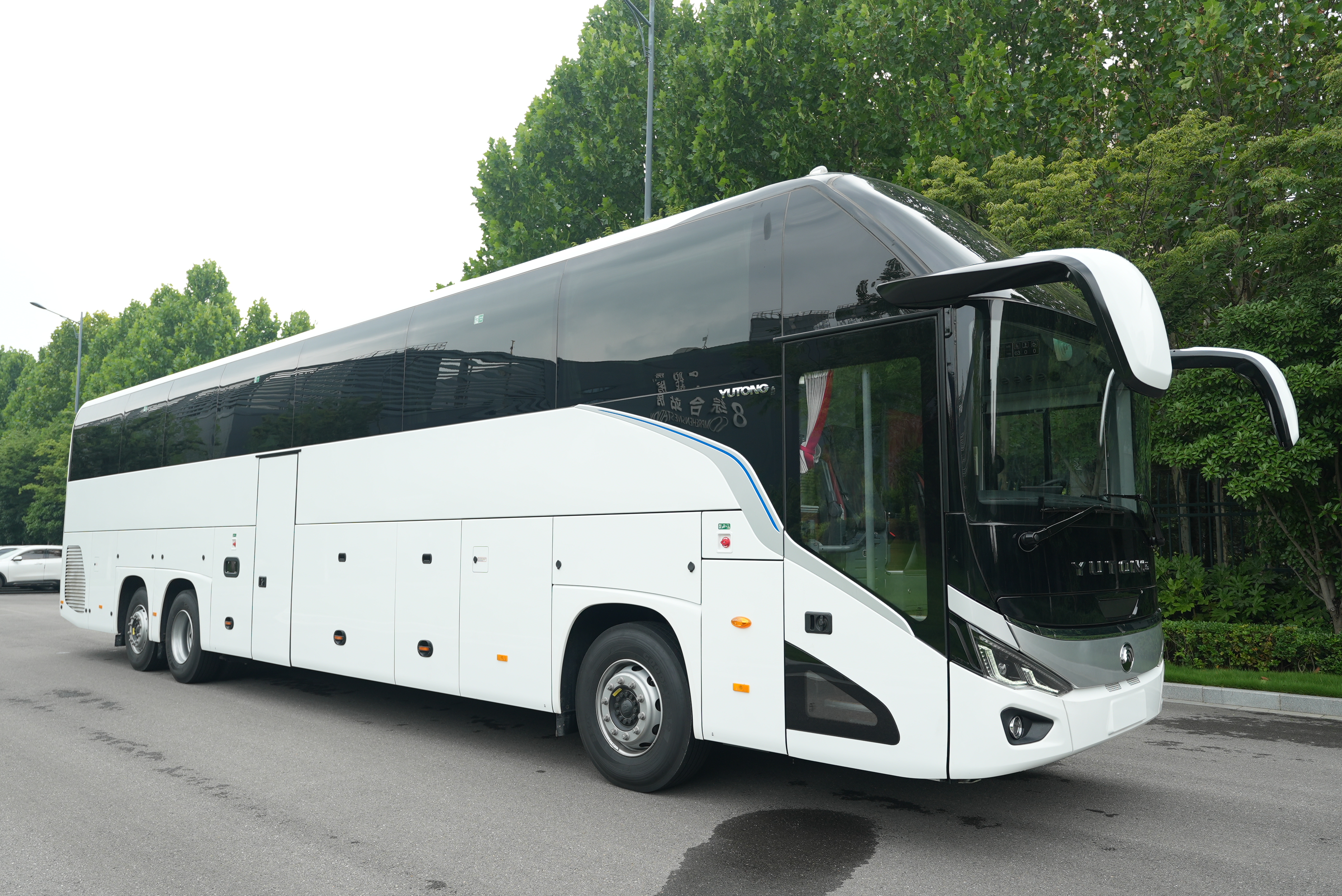 YUTONG ZK6148: трёхосный туристический автобус на 63 пассажира