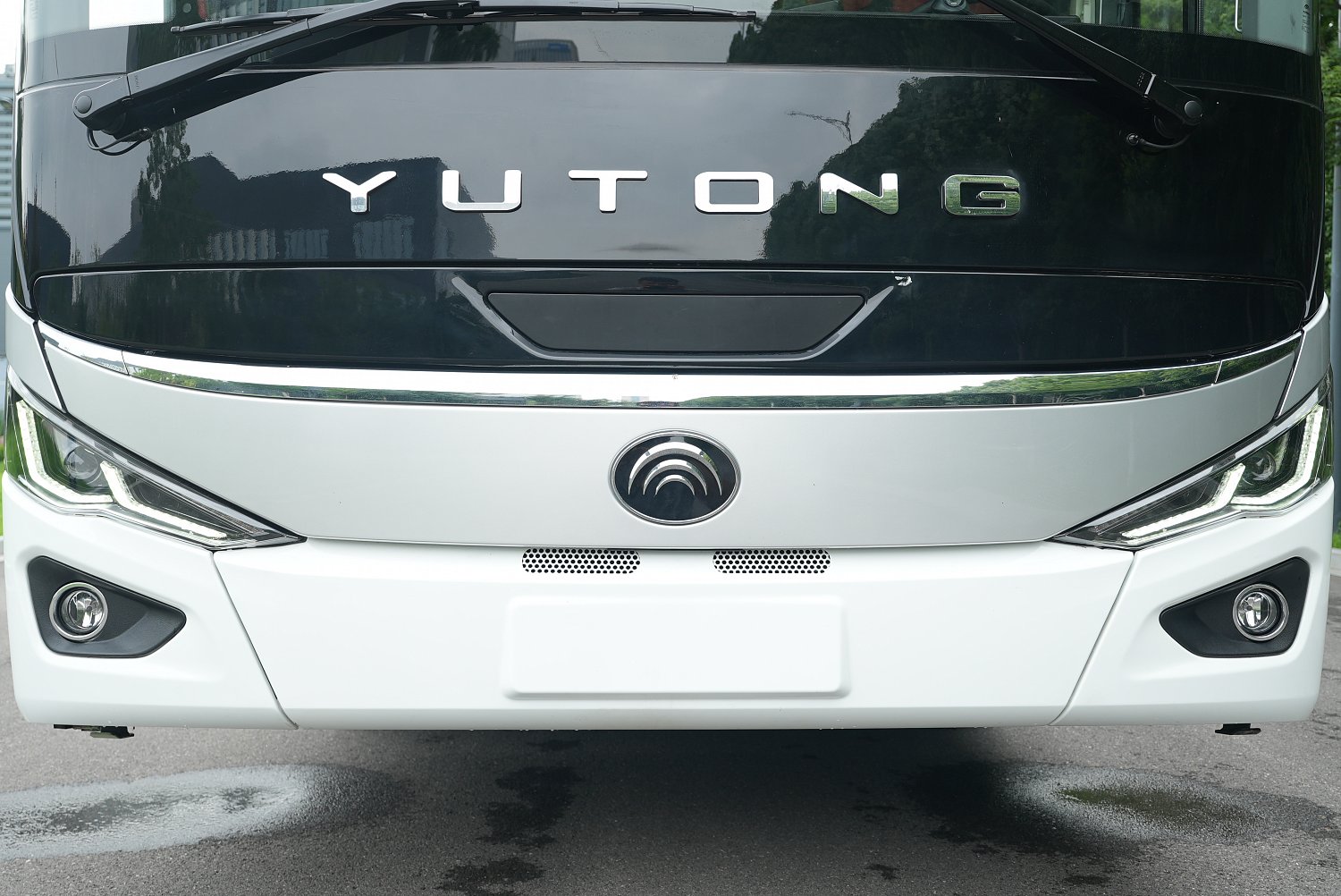 YUTONG ZK6148: трёхосный туристический автобус на 63 пассажира