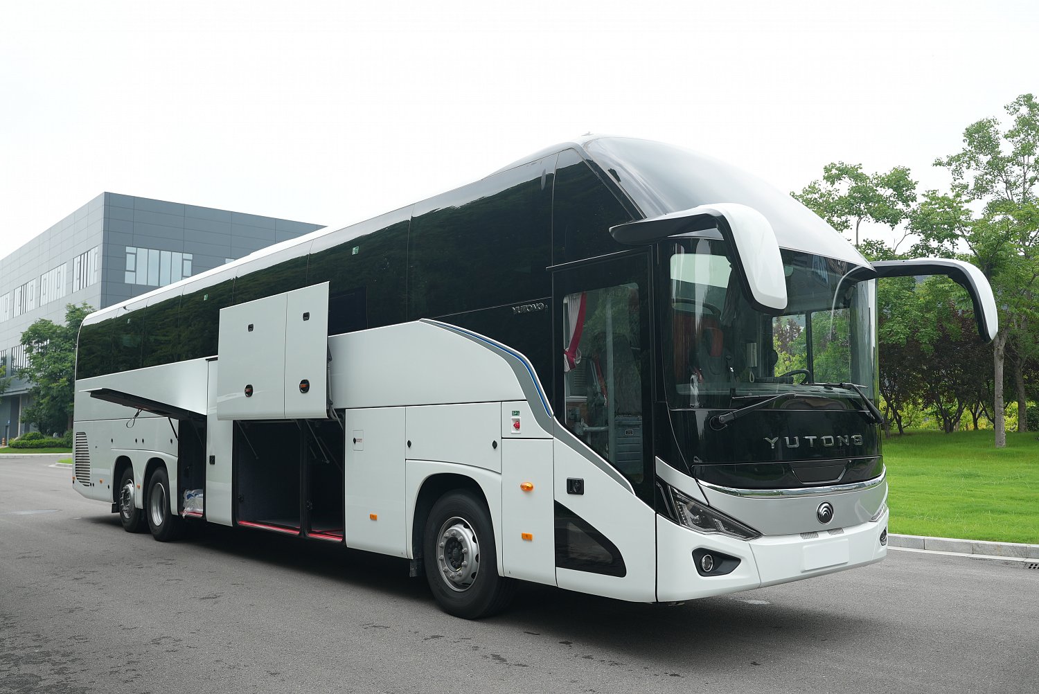 YUTONG ZK6148: трёхосный туристический автобус на 63 пассажира