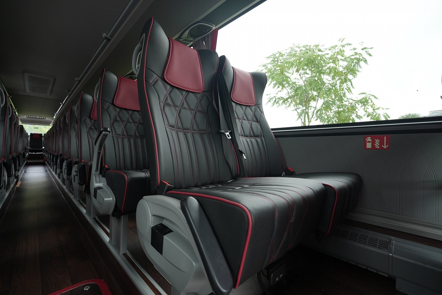 YUTONG ZK6148: трёхосный туристический автобус на 63 пассажира