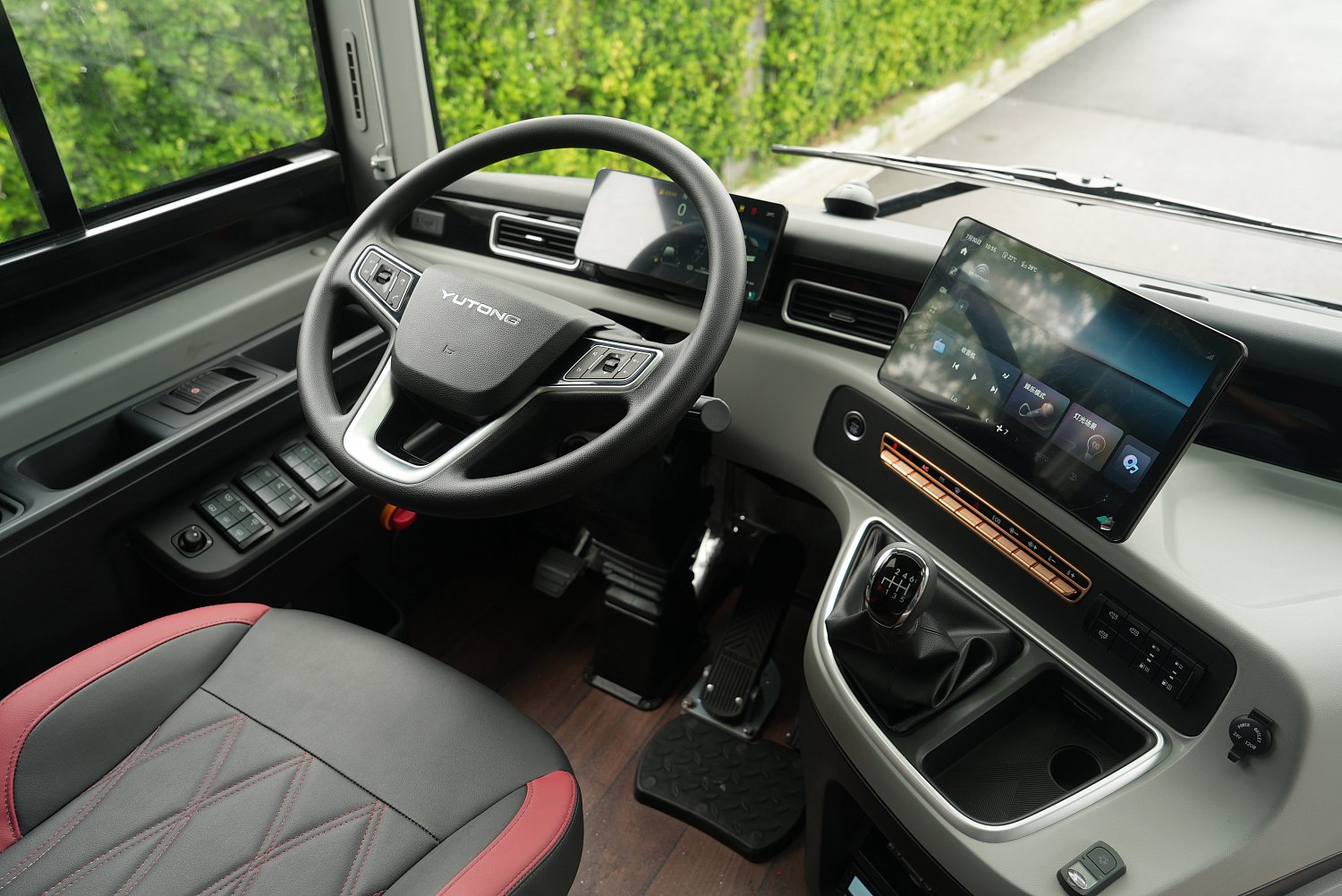 YUTONG ZK6148: трёхосный туристический автобус на 63 пассажира