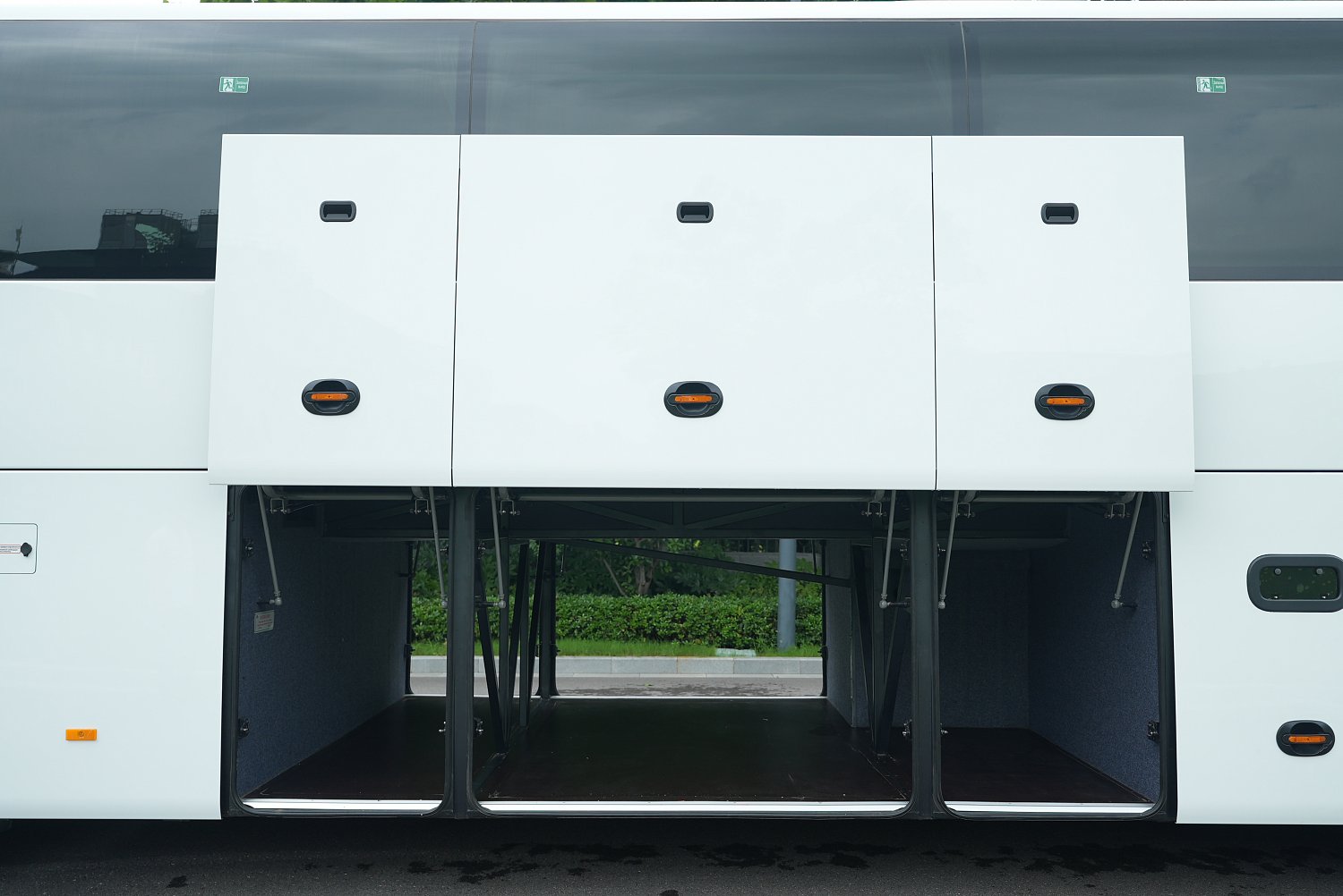 YUTONG ZK6148: трёхосный туристический автобус на 63 пассажира