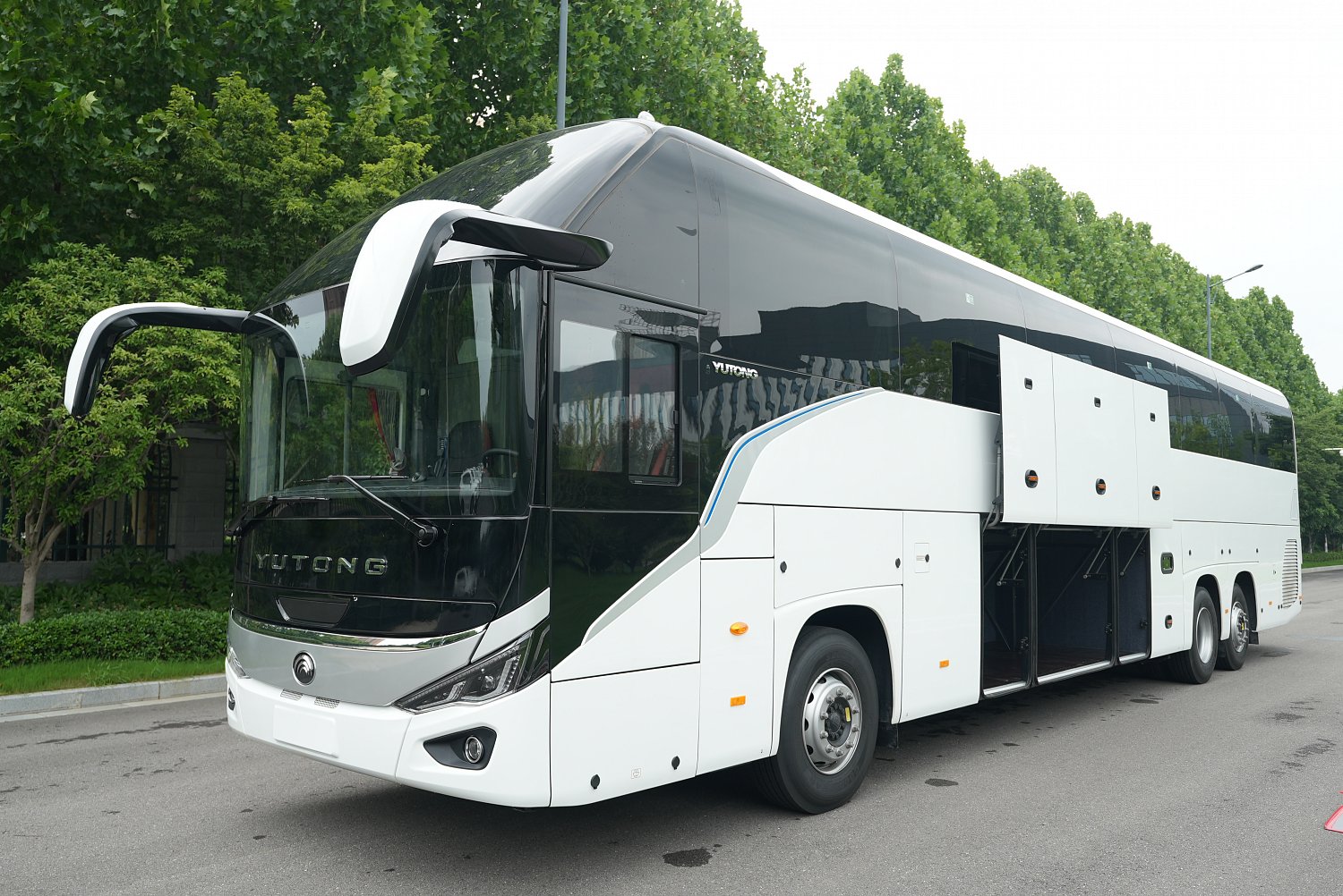 YUTONG ZK6148: трёхосный туристический автобус на 63 пассажира