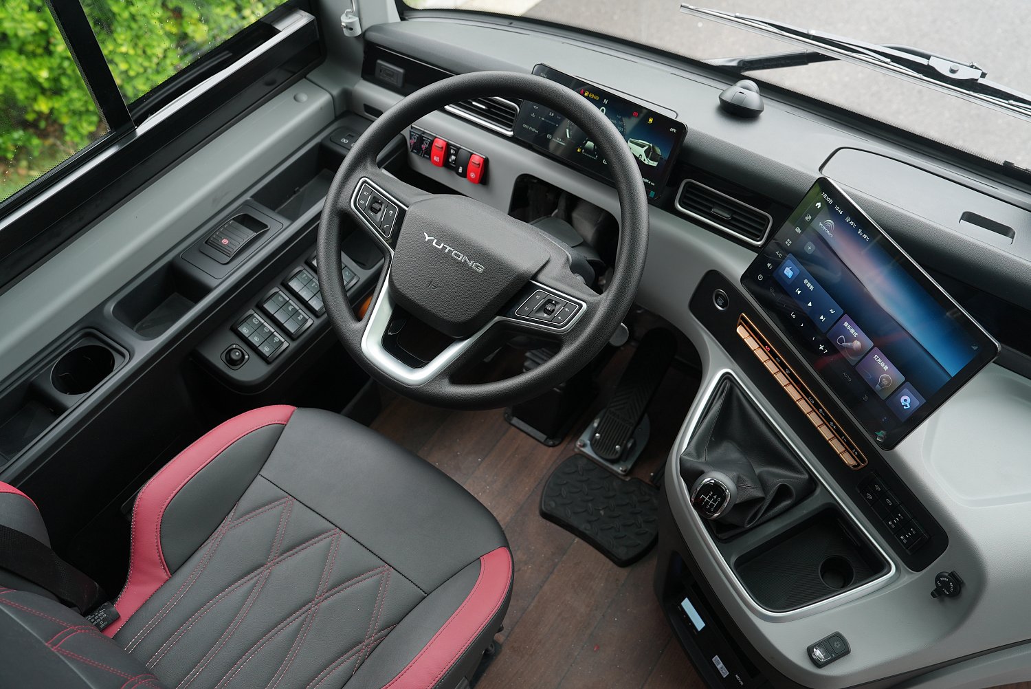YUTONG ZK6148: трёхосный туристический автобус на 63 пассажира