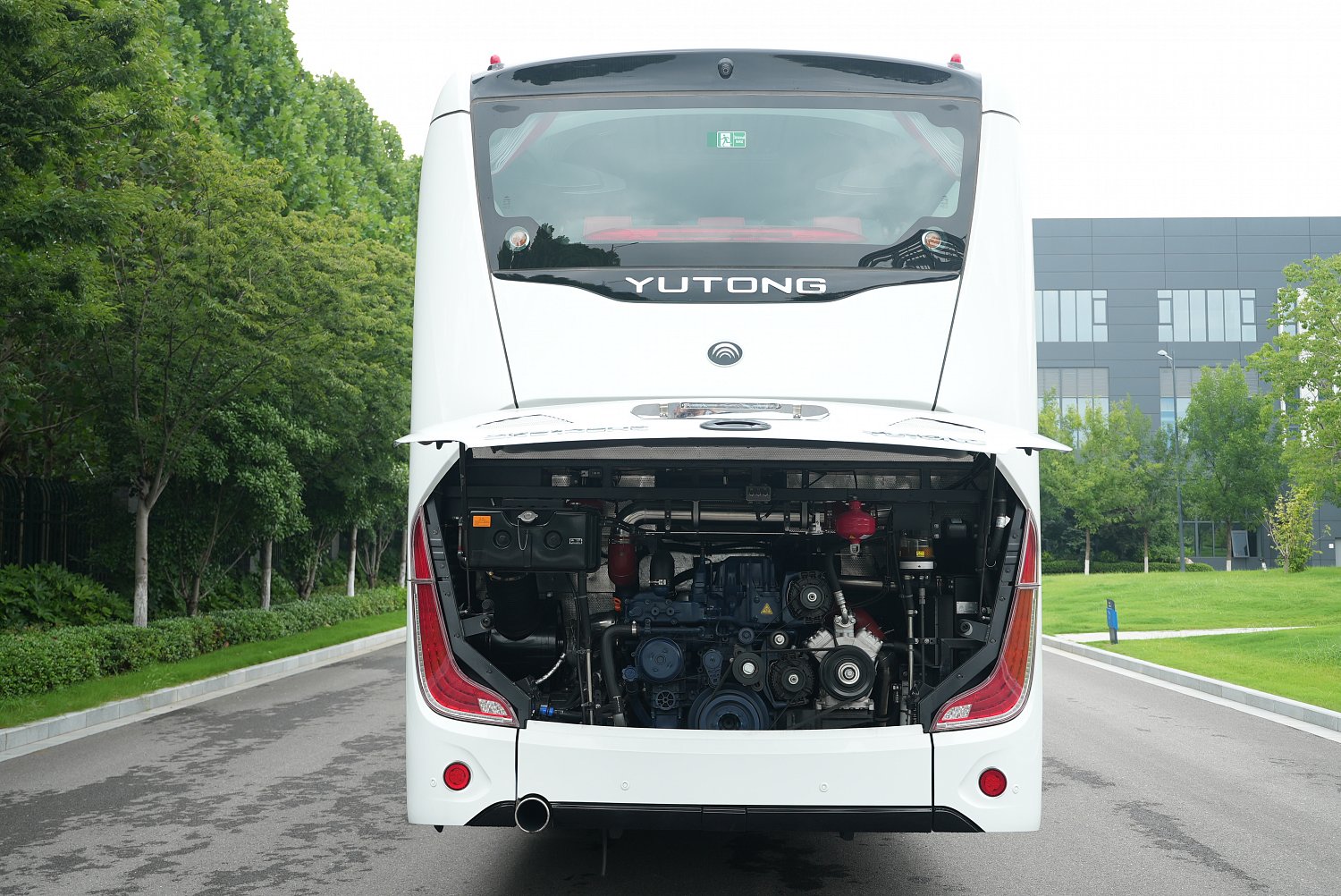 YUTONG ZK6148: трёхосный туристический автобус на 63 пассажира