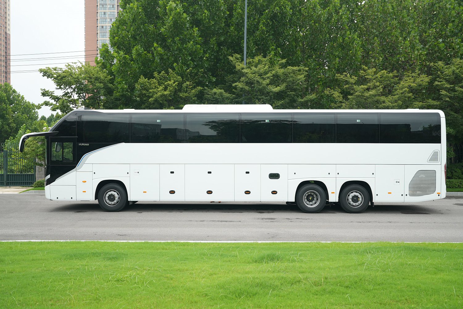 YUTONG ZK6148: трёхосный туристический автобус на 63 пассажира