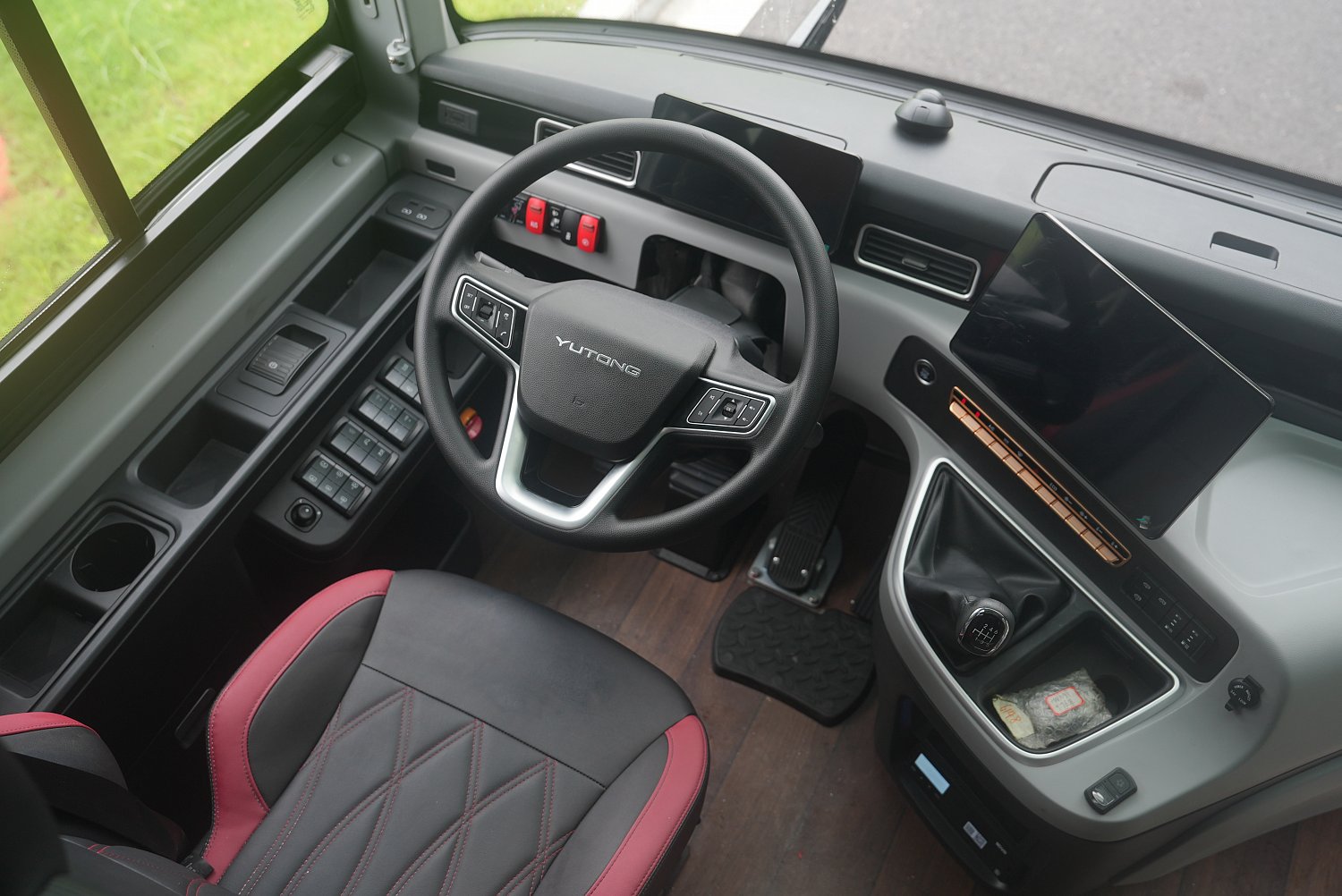 YUTONG ZK6148: трёхосный туристический автобус на 63 пассажира