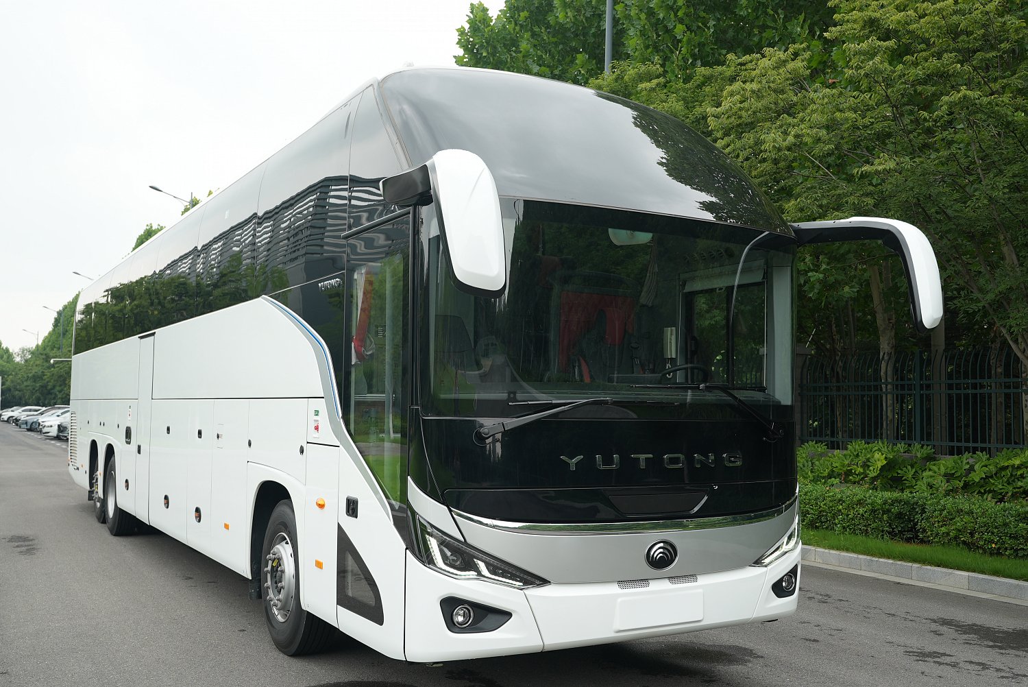 YUTONG ZK6148: трёхосный туристический автобус на 63 пассажира