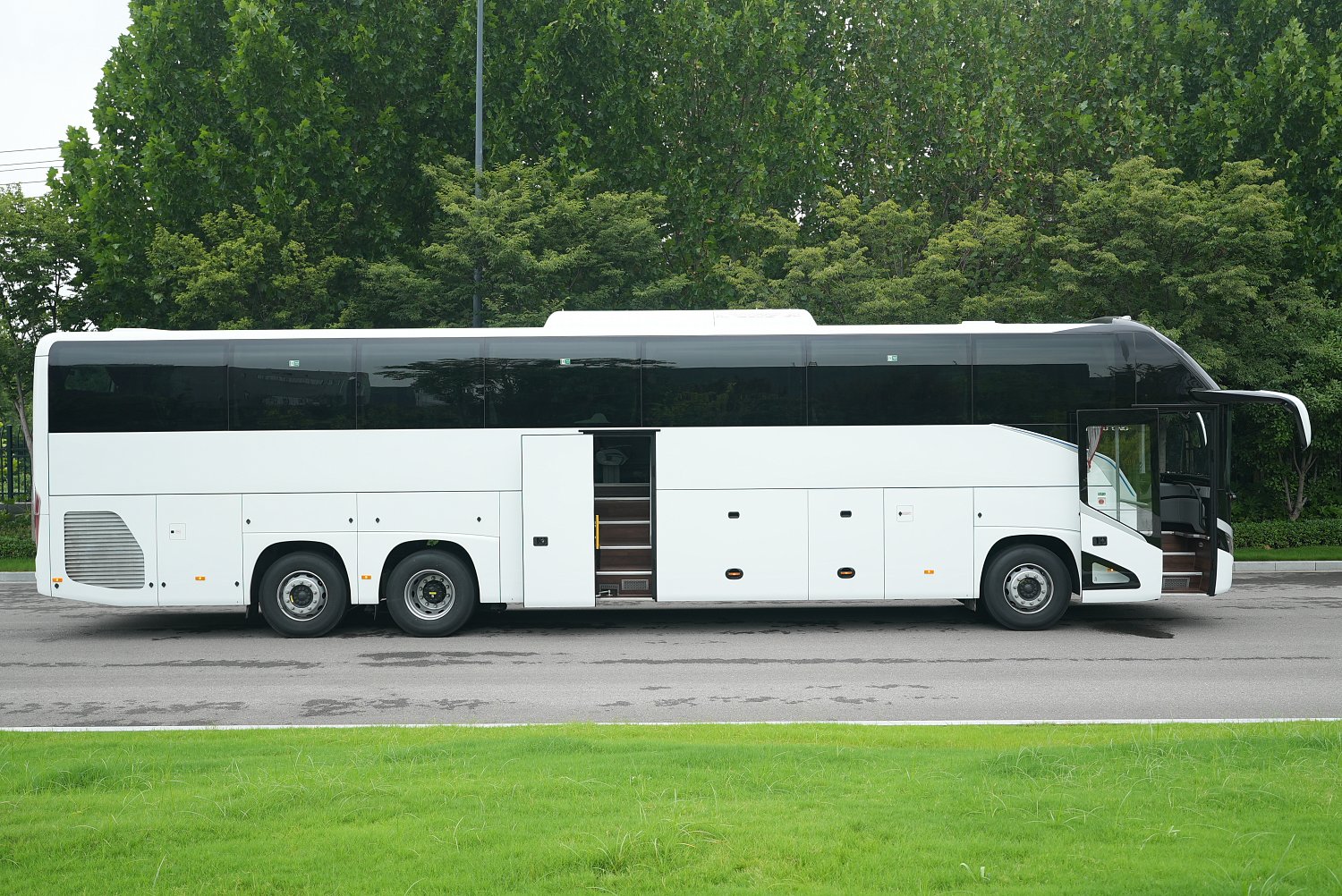 YUTONG ZK6148: трёхосный туристический автобус на 63 пассажира