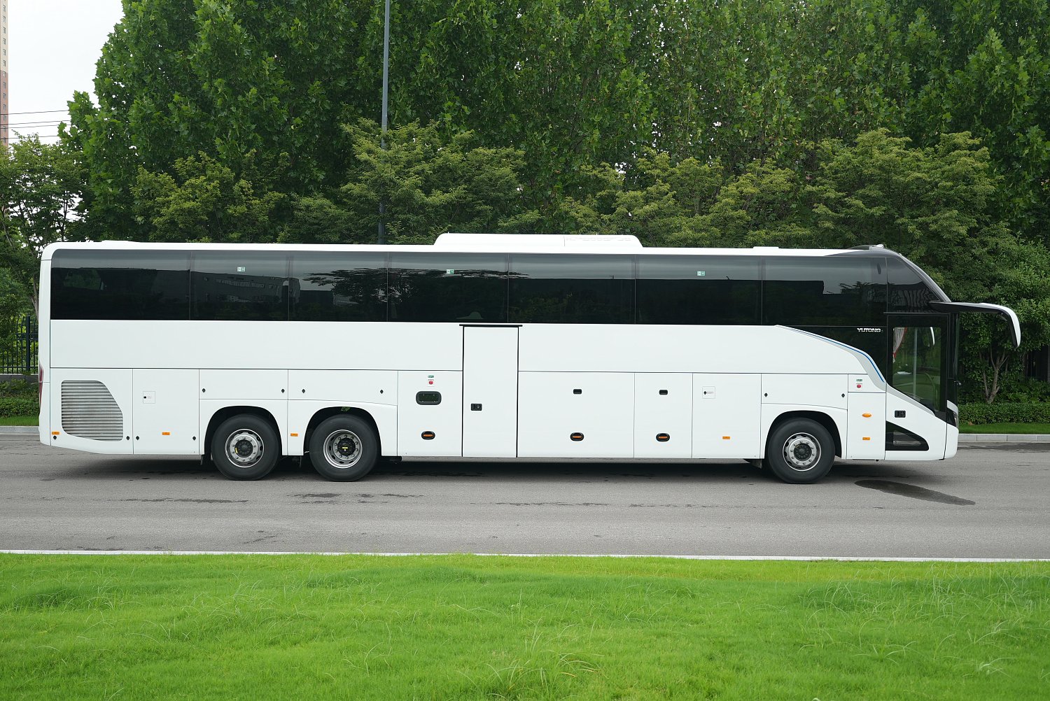 YUTONG ZK6148: трёхосный туристический автобус на 63 пассажира
