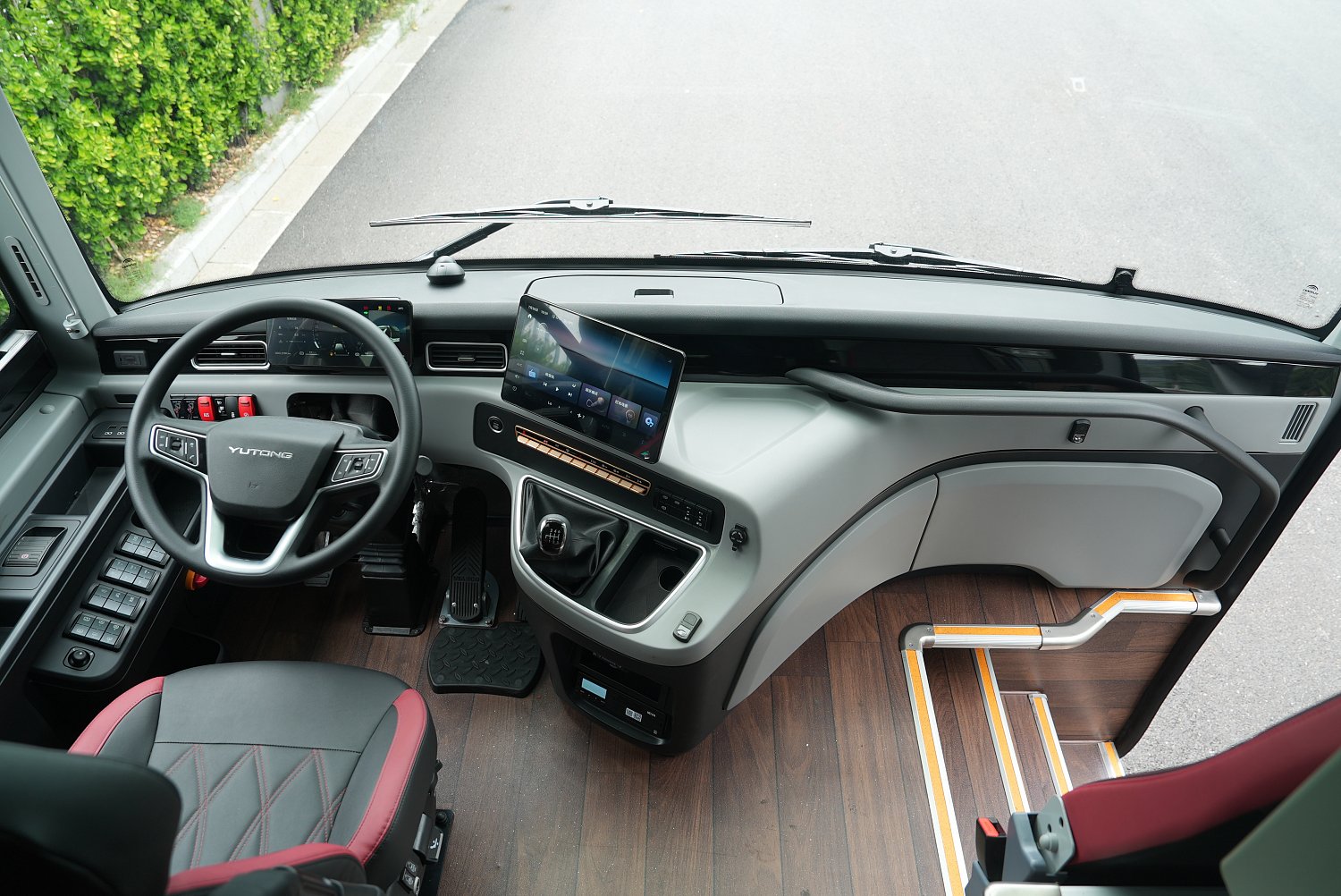 YUTONG ZK6148: трёхосный туристический автобус на 63 пассажира