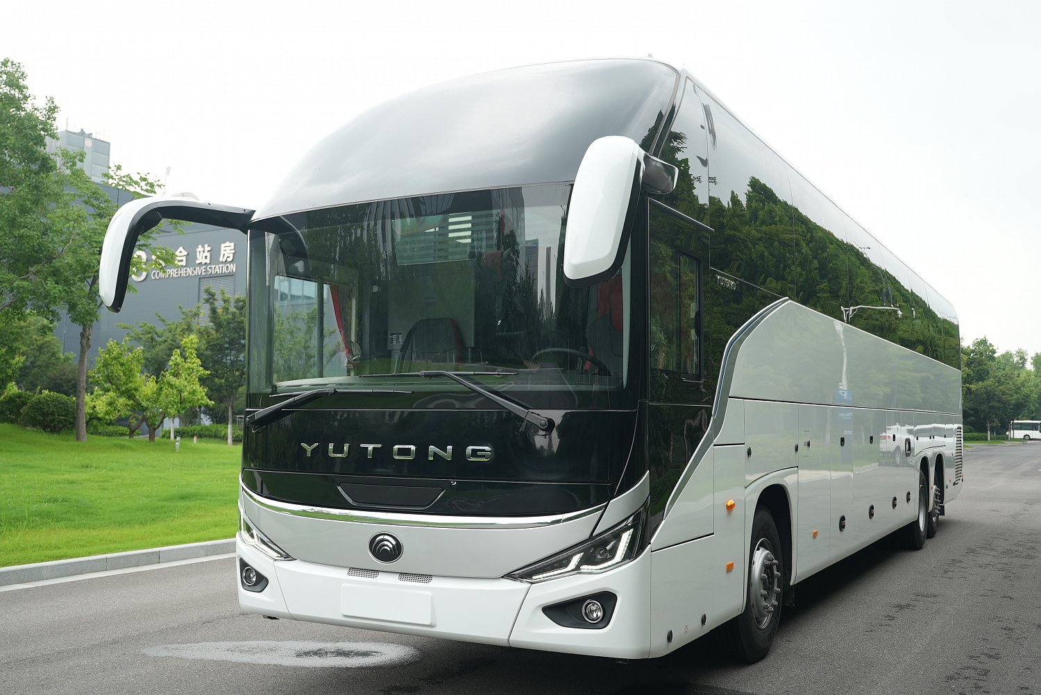 YUTONG ZK6148: трёхосный туристический автобус на 63 пассажира