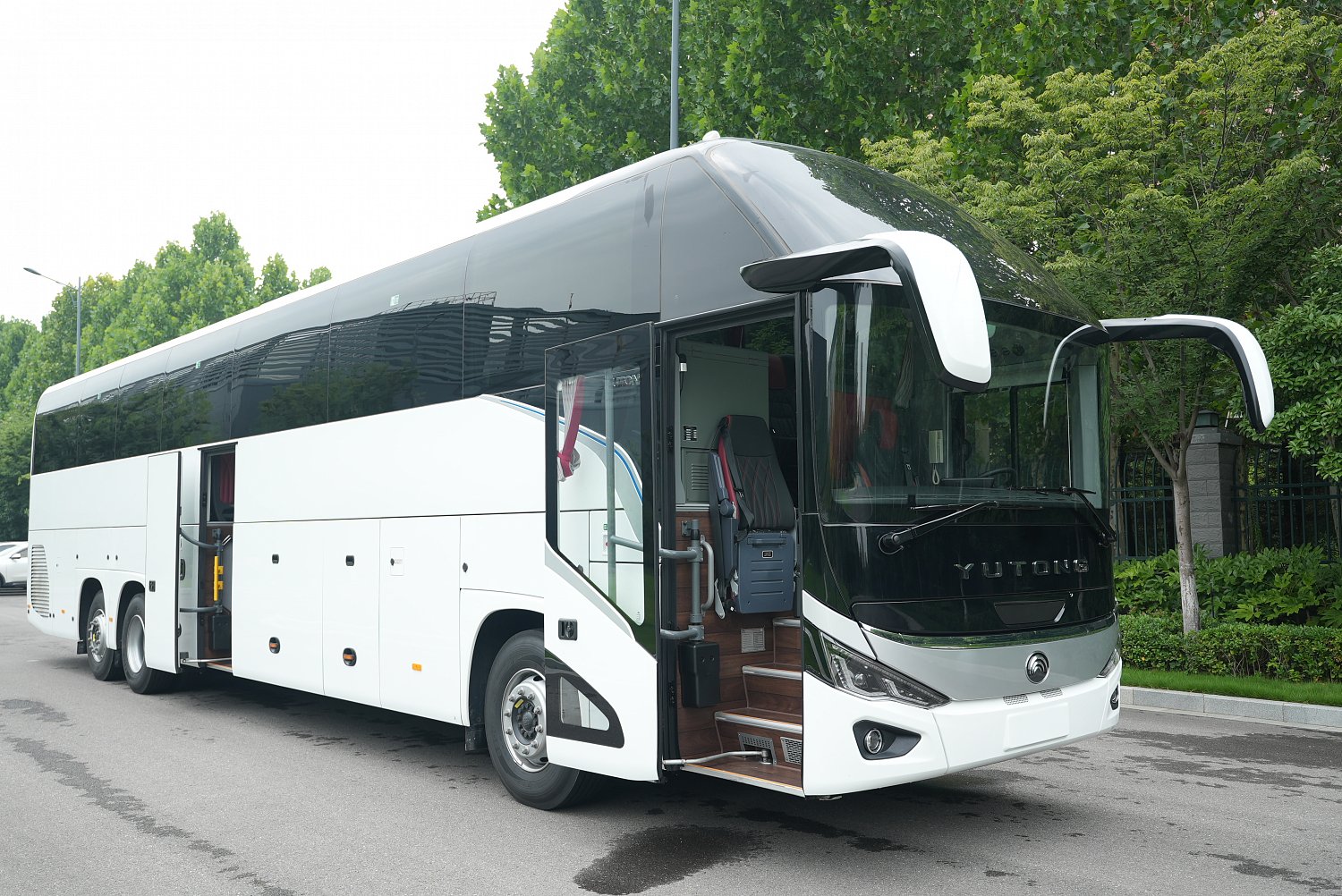 YUTONG ZK6148: трёхосный туристический автобус на 63 пассажира