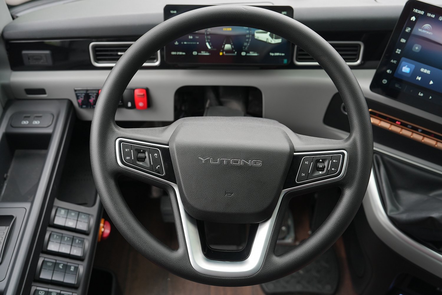 YUTONG ZK6148: трёхосный туристический автобус на 63 пассажира