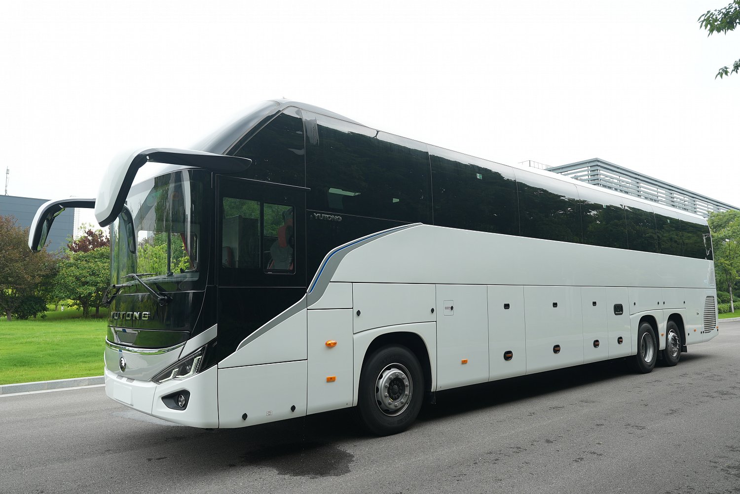 YUTONG ZK6148: трёхосный туристический автобус на 63 пассажира
