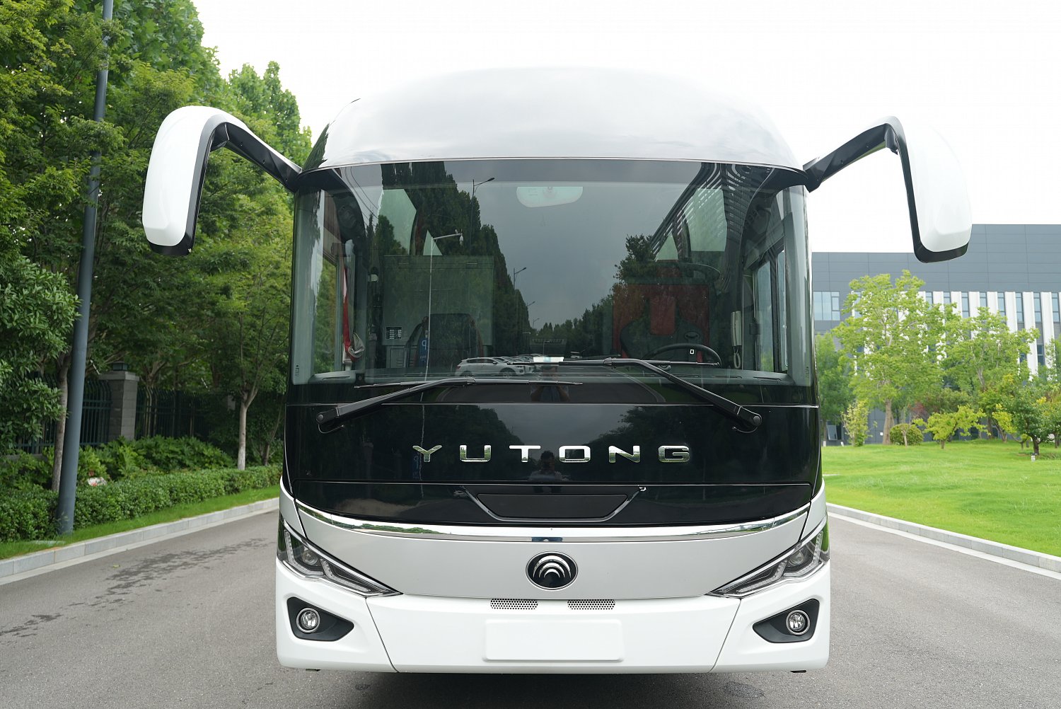 YUTONG ZK6148: трёхосный туристический автобус на 63 пассажира